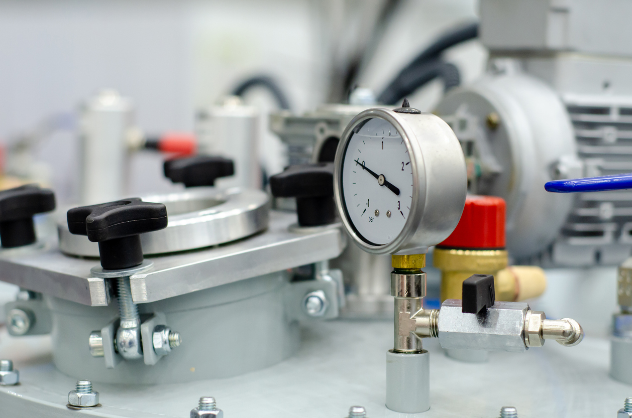 Obniżenie ciśnienia w sprężarkowni: ile możesz zaoszczędzić i jak zrobić to bez ryzyka dla produkcji