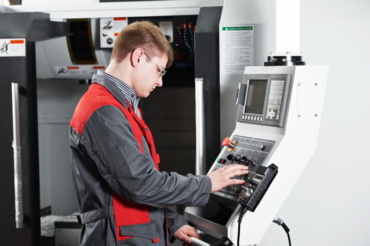 Kompresor do CNC i automatyki: jak dobrać ciśnienie, wydajność i jakość powietrza?